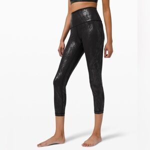 Wunder Under High-Rise Crop 23"
Shine